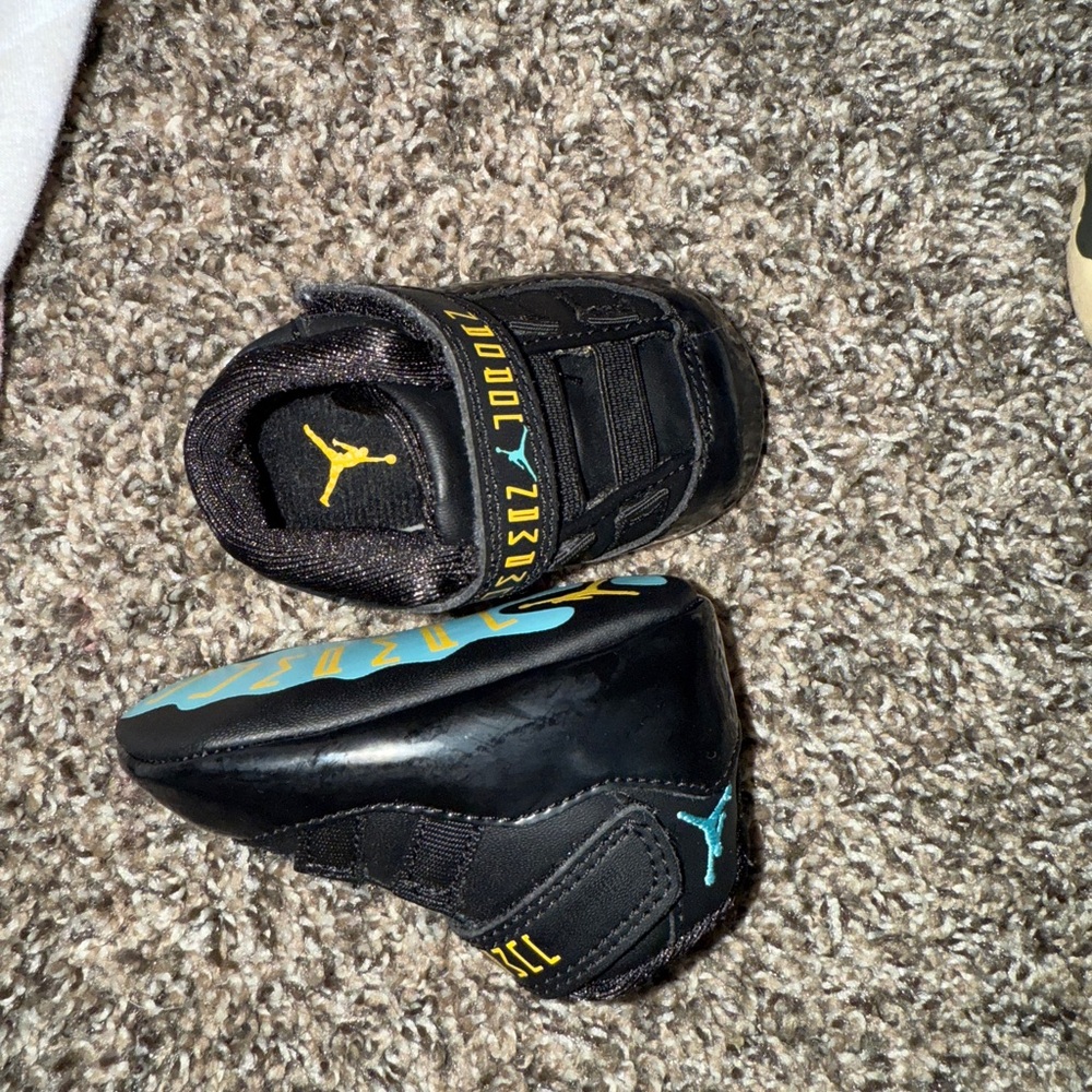 Jordan Kids Black and Teal Sneakers